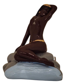 Imagem Pomba Gira da Praia 25cm Sentada na Pedra Gesso