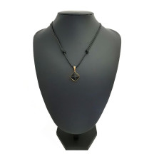 Cord�o Com Pir�mide de Pedra Onix
