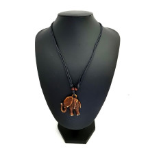Colar Com Pingente em Resina Elefante
